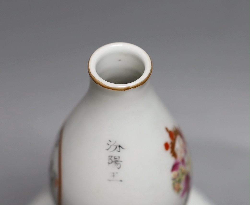 A Chinese famille rose double gourd vase, 24cm